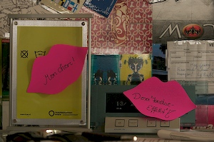 Postit am Tisch