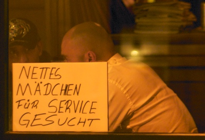 nettes Mädchen für Service gesucht