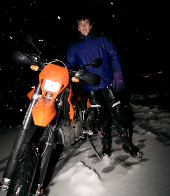 KTM 660 SCM und Georg im Schnee