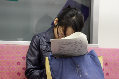schlafende Japanerin in der U-Bahn